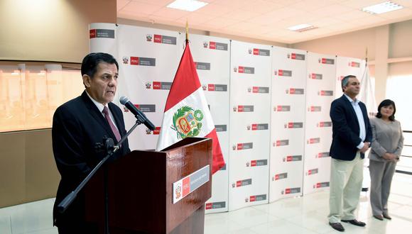 Tras asumir el cargo, el nuevo ministro del Interior, Mauro Medina Guimaraes, le agradeció a su antecesor, el general en retiro PNP Vicente Romero, por dejarle “un camino a seguir” y “una ruta hecha”. (Foto: Mininter)
