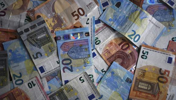 Precio del Euro en Perú: revise aquí la cotización para hoy, miércoles 4 de mayo del 2022 |  (INA FASSBENDER / AFP).