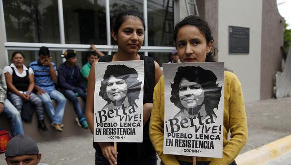 Laura y Berta, hijas de la ambientalista Berta Cáceres, durante una protesta a las afueras del tribunal de Tegucigalpa donde se desarrollaba el proceso contra los asesinos de su madre, en el 2018. Hoy, la justicia hondureña dispuso que 4 acusado purgarán 50 años en prisión, mientras que otros 3 pasarán 30 años presos. (AP)