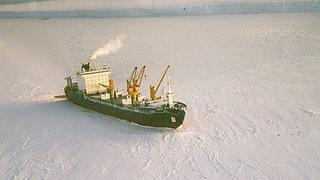 Un barco ruso lleva dos días varado entre trozos de hielo