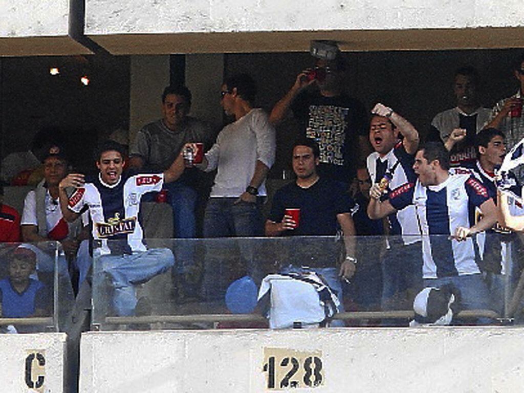 Imagen de Walter Oyarce Domínguez (extremo izquierdo) en el palco del Monumental. El joven barrista de Alianza Lima fue víctima de la violencia en el fútbol peruano. (Foto: Internet)