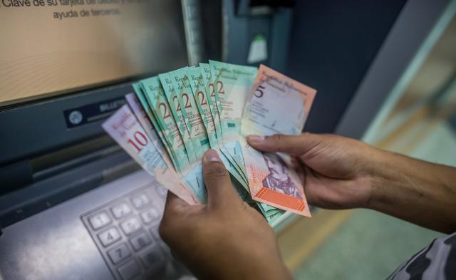 Los cajeros automáticos de Venezuela comienzan a dispensar los nuevos bolívares soberanos. (EFE).