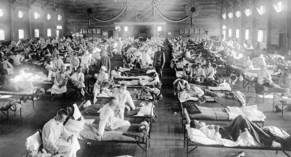 Decenas de personas infectadas por la fiebre española internados en el hospital de emergencia de la base Funston, en Kansas, en esta fotografía captada en 1918 y almacenada por el Museo Nacional de Salud y Medicina de Estados Unidos. (AP)