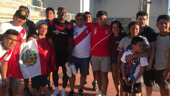 Varios seguidores del Rayo Vallecano e hinchas peruanos, se acercaron al complejo de Vallecas para presenciar el primer entrenamiento de Luis Advíncula como futbolista de la franja. (Foto: En el Medio)