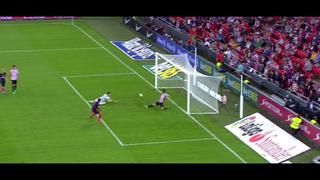 Luis Suárez casi anota pero defensa evitó gol en línea del arco
