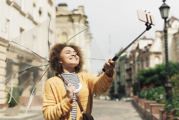 En caso que tu opción sea un selfie, trata de separar la cámara de tu rostro mas allá de tu brazo -un selfie stick es una buena forma-. (Foto: Freepik)