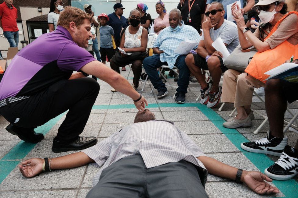 Shaun Willis of the Brooklyn Community Recovery Center in New York shows how to use Narcan to reverse an overdose in a person who has used opioids.
