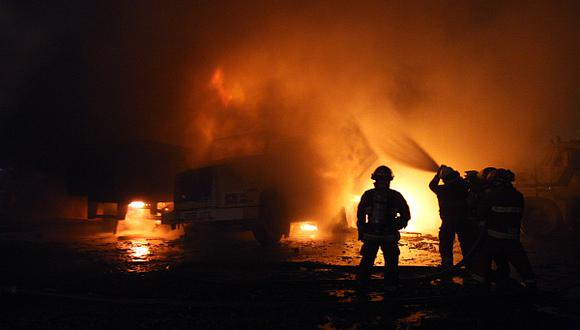 Un muerto deja un incendio en una vivienda en Ate