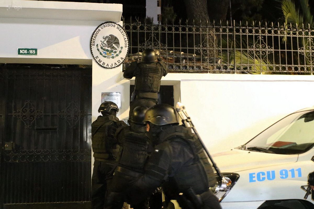 Fuerzas especiales de la policía ecuatoriana intentando irrumpir en la embajada de México en Quito para arrestar al exvicepresidente de Ecuador, Jorge Glas, el 5 de abril de 2024. (Foto de ALBERTO SUAREZ / API / AFP)