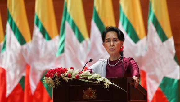 En esta foto de archivo tomada el 19 de septiembre de 2017, la Consejera de Estado de Myanmar, Aung San Suu Kyi, pronuncia un discurso nacional en Naypyidaw. (Foto: Ye Aung THU / AFP)