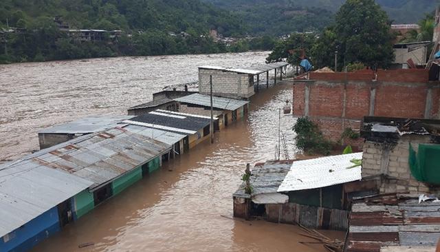 Al menos 300 viviendas terminaron inundadas luego que el río Perené, en la provincia de Chanchamayo (Junín). (Foto: Cortesía)