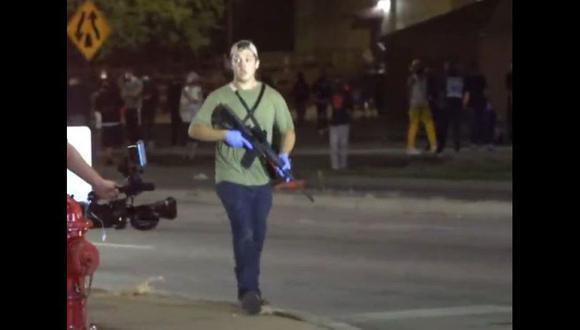 Kyle Rittenhouse llegó a Kenosha con un fusil AR-15 con el que mató a dos manifestantes antirracistas. (Captura de video).