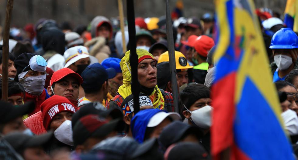 Manifestantes realizan una marcha pacífica durante el décimo día de movilizaciones indígenas en el centro histórico de Quito, Ecuador. (EFE/ José Jácome).