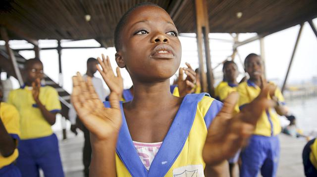 Colegio flotante alberga a un centenar de alumnos en Nigeria - 12