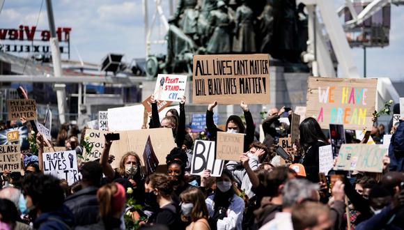 Manifestantes sostienen pancartas que dicen 'todas las vidas no pueden importar hasta que las vidas negras importen', durante una protesta contra el racismo, en Bruselas (Bélgica). (Foto: AFP/Kenzo Tribouillard).