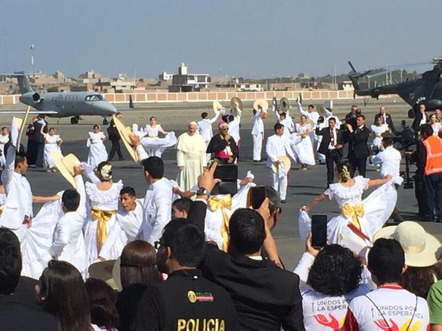 Las parejas bailando marinera en la recepción del papa Francisco. (Foto: El Comercio)