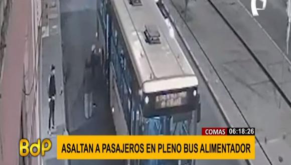 Los hampones aprovecharon que el bus se estacionó a fin de dejar pasajeros para ingresar por la puerta trasera y robar. (Foto: captura de video)