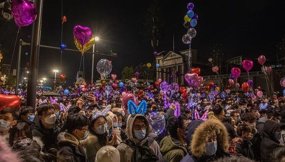 La gente se reúne en una calle para celebrar el Año Nuevo 2021 en Wuhan, China, el 31 de diciembre de 2020. (EFE / EPA / PILIPEY ROMANO).