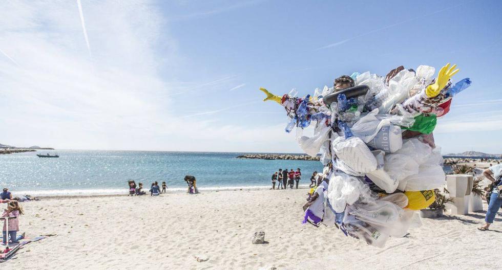 Levantar de la arena las botellas, bolsas y basura en general es aportar a la protección y mejora del medio ambiente. (Foto: Pixabay)