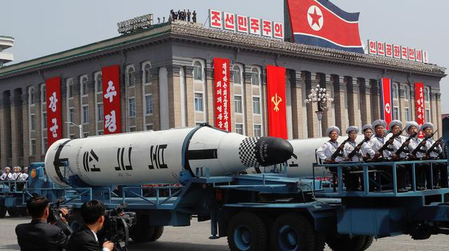 Corea del Norte exhibe su poderío militar en un gran desfile - 3