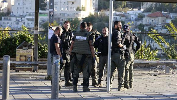 Las fuerzas de seguridad israelíes revisan la escena de una explosión en una parada de autobús en Jerusalén el 23 de noviembre de 2022. (Foto de Menahem KAHANA / AFP)