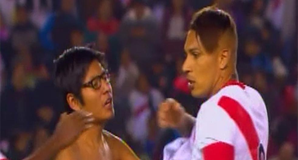 Paolo Guerrero fue asediado por hinchas de la Selección Peruana que aparecieron de forma inesperada en el campo de juego tras el triunfo ante Jamaica. (Foto: Captura - Movistar Deportes)