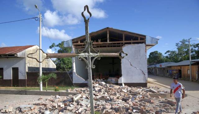 La iglesia de Santa Cruz está situada en una esquina de la plaza de armas. El frontis es ahora un monte adobe mezclado con concreto caído (Foto: Alonso Chero)