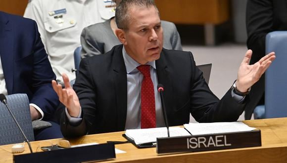 Gilad Erdan, Representante Permanente de Israel ante las Naciones Unidas, habla durante una reunión del Consejo de Seguridad de la ONU en la ciudad de Nueva York el 29 de noviembre de 2023. (Foto de Andrea RENAULT / AFP)