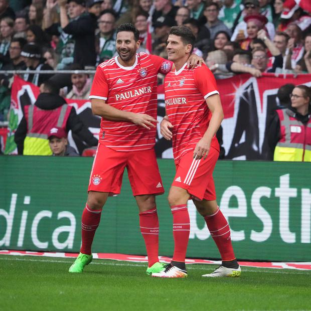 Junto a Mario Gómez, festejando una de sus conquistas. (Foto: Werder Bremen)