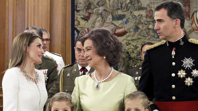 El rey Felipe VI vestido con la Faja del Capitán General, posa con su esposa la reina Letizia y su madre la reina Sofía durante una ceremonia en el Palacio de la Zarzuela en Madrid, el 19 de junio de 2014. (Foto: Reuters)