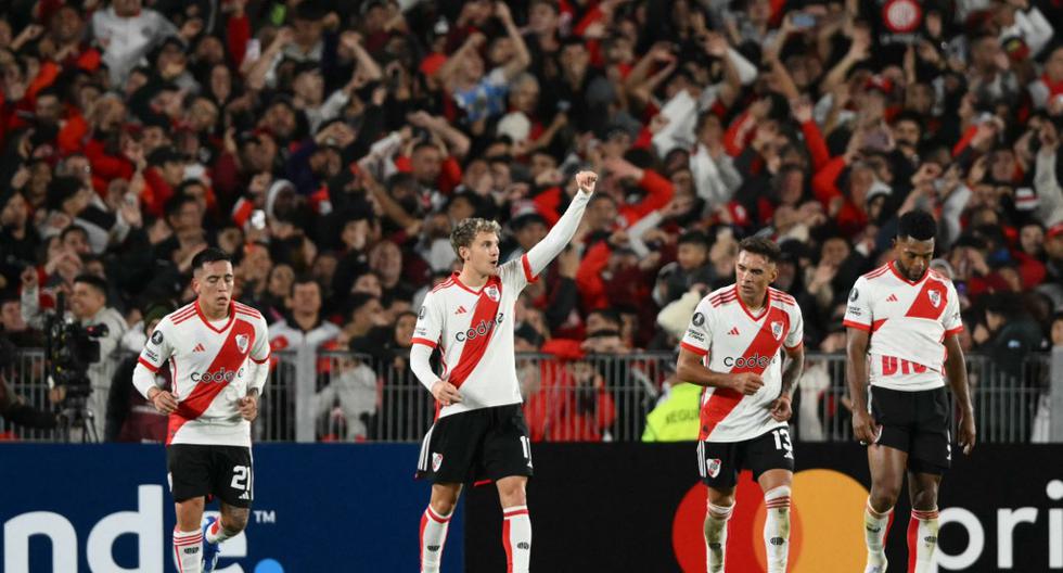 River Plate's forward Facundo Colidio (2-L) celebrates with teammates midfielder Ezequiel Barco (L), defender Enzo Diaz, and Colombian forward Miguel Borja after scoring a goal fight for the ball during the Copa Libertadores group stage first leg football match between Argentina's River Plate and Uruguay's Nacional at the Mas Monumental Stadium in Buenos Aires on April 11, 2024. (Photo by Luis ROBAYO / AFP)