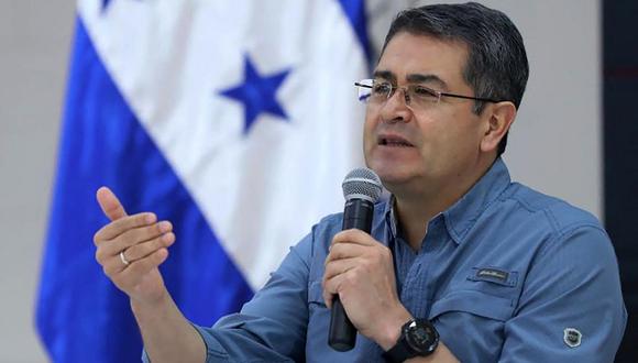 El presidente de Honduras, Juan Orlando Hernández, ofrece un mensaje televisado a la nación desde el palacio presidencial en Tegucigalpa el 1 de mayo de 2020. (Foto de Presidencia de Honduras / AFP)