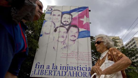 Imagen de los espías cubanos que formaban la Red Avispa. Todos fueron condenados en EE.UU. Ahora están libres en Cuba. (AP).
