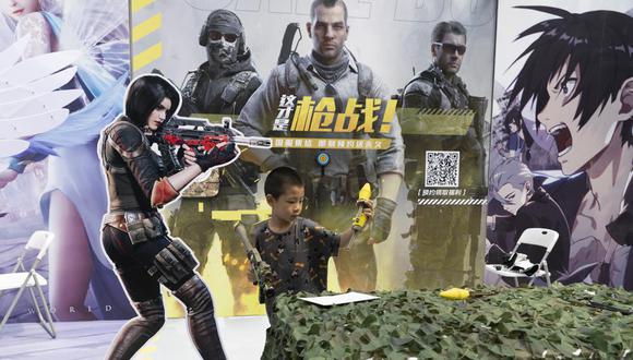 Un niño toma una pistola de juguete durante una promoción de juegos en línea en Beijing, China, el sábado 29 de agosto de 2020. (Foto AP / Ng Han Guan).
