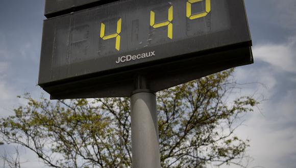 Esta fotografía muestra un termómetro callejero con una lectura de 44 grados centígrados durante una ola de calor en Sevilla, España, el 12 de julio de 2022. (JORGE GUERRERO / AFP).
