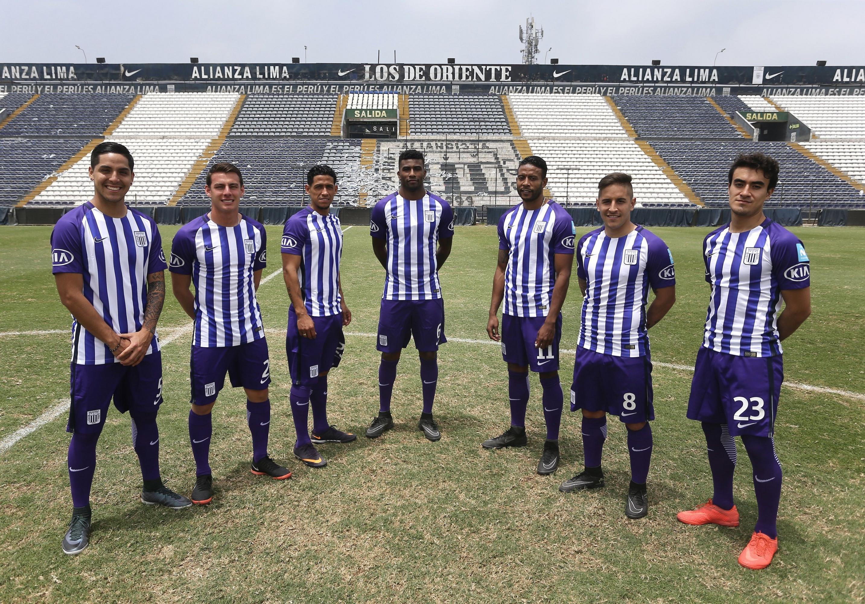 El club victoriano estrenará la camiseta blanquimorada ante UTC. (Foto: Facebook Alianza Lima)