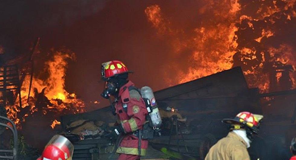 Más de 20 unidades de bomberos combaten el fuego en un almacén de alimentos en Los Olivos. (Foto: Andina)