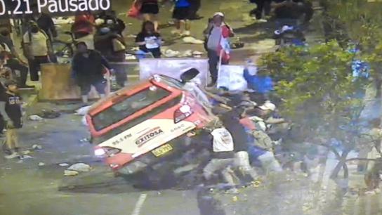 Manifestantes atacaron la unidad móvil de Exitosa.