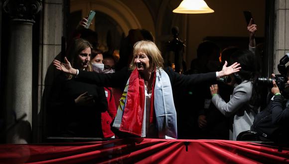 La candidata electa como intendenta de Montevideo, Carolina Cosse, celebra con sus seguidores este domingo, en Montevideo. (EFE/Raúl Martínez).
