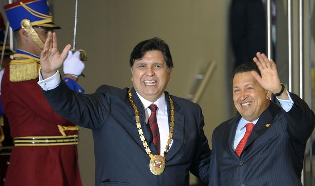 Alan García junto a Hugo Chávez el 16 de mayo del 2008 en Lima. (AFP).