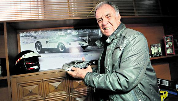 “Es histórica”, dice Eduardo sobre la foto tomada en 1967, en el Campo de Marte y donde aparece a bordo de su McLaren, junto al Cobra de Pepo Mannucci, el Porsche de Pitty Block y el Ferrari de Chachi Dibós. (Anthony Niño de Guzmán / El Comercio)