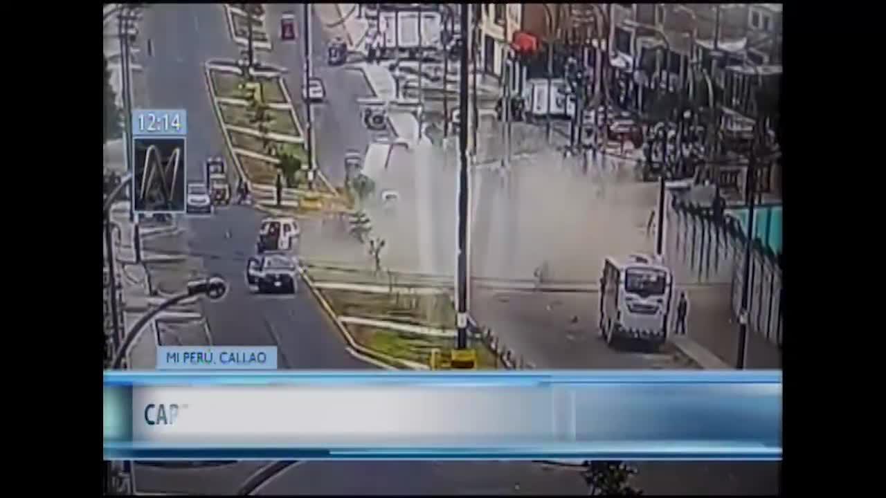 En las imágenes se aprecia el momento en que varias unidades son impactadas por el camión. (Foto captura: Canal N)