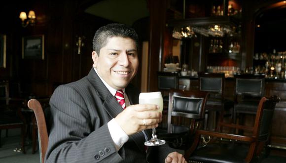 Roberto Meléndez, el 'Capitán', presenta la receta del pisco sour. (Foto: El Comercio)