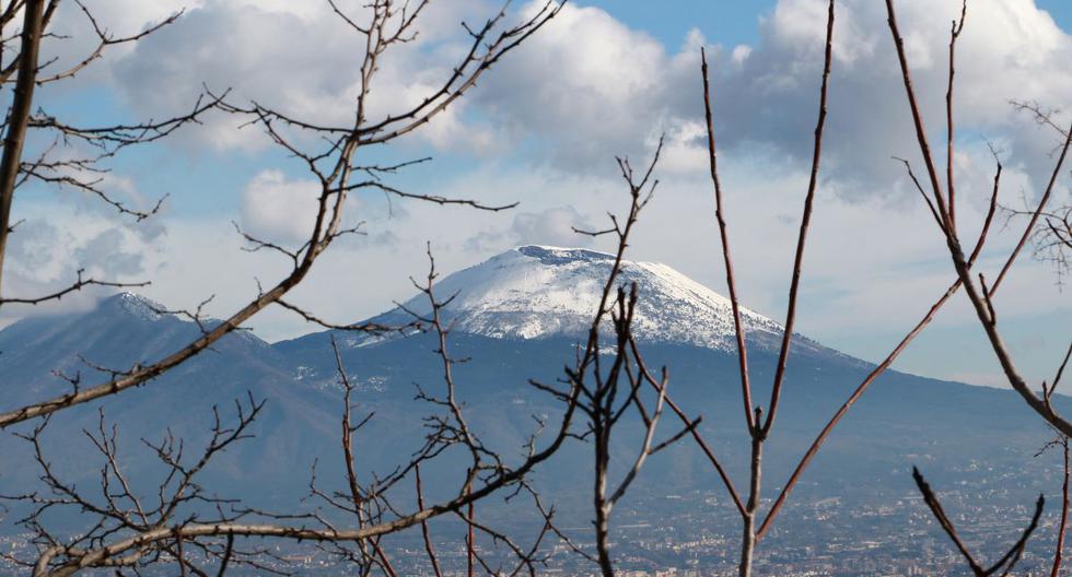 La nieve cubre la cima del volcán Vesubio en Nápoles, Italia, el 18 de enero de 2017. (CARLO HERMANN / AFP).