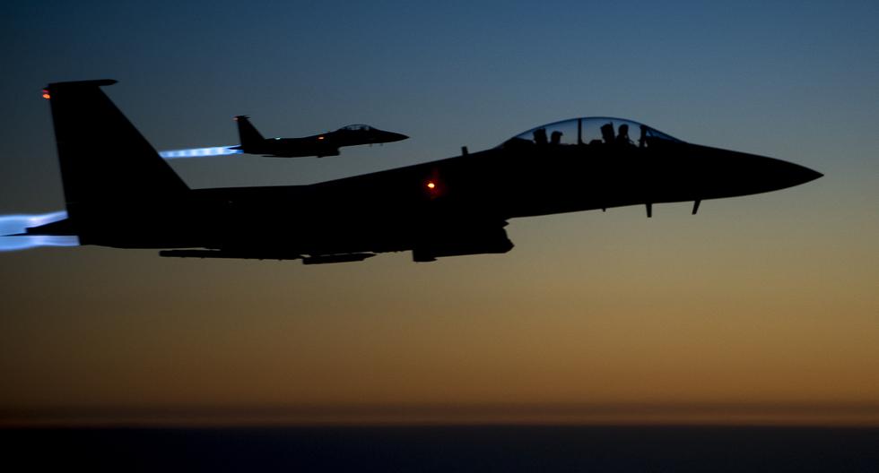 Dos aviones F-15E Strike Eagles de la Fuerza Aérea de Estados Unidos vuelan sobre el norte de Irak el 23 de septiembre de 2014. (Foto referencial / AFP).