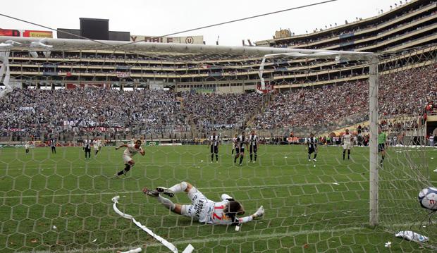 El gol de Solano ante Alianza en las finales del torneo peruano de 2009. (Foto: Agencias)