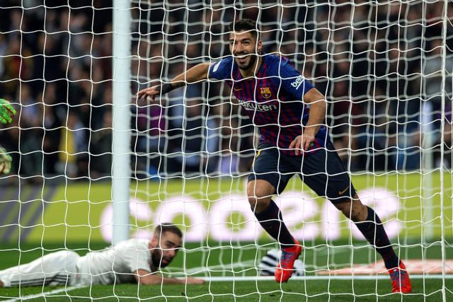 Real Madrid vs. Barcelona: Luis Suárez generó este autogol de Varane que fue el 2-0 en el Bernabéu. (Foto: Reuters/EFE/AFP)