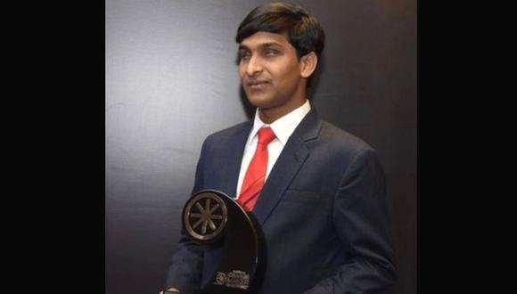 Srikanth Bolla con su premio al Emprendedor del Año