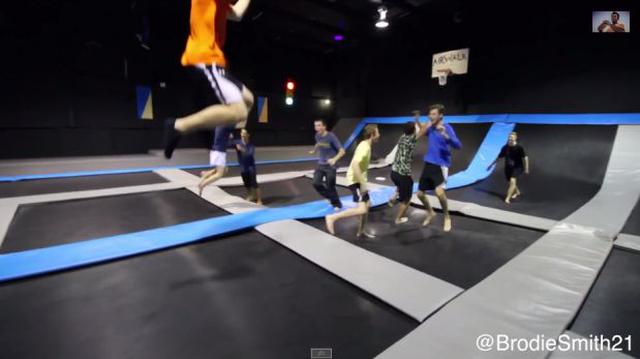 YouTube: La increíble maniobra con un frisbee y camas elásticas - 1