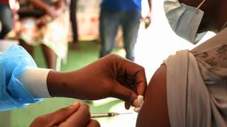 OMS informa que número de vacunas contra el COVID-19 aplicadas en África se redujo más de 50% 